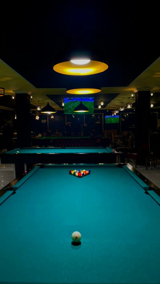 Salle de billard la nuit