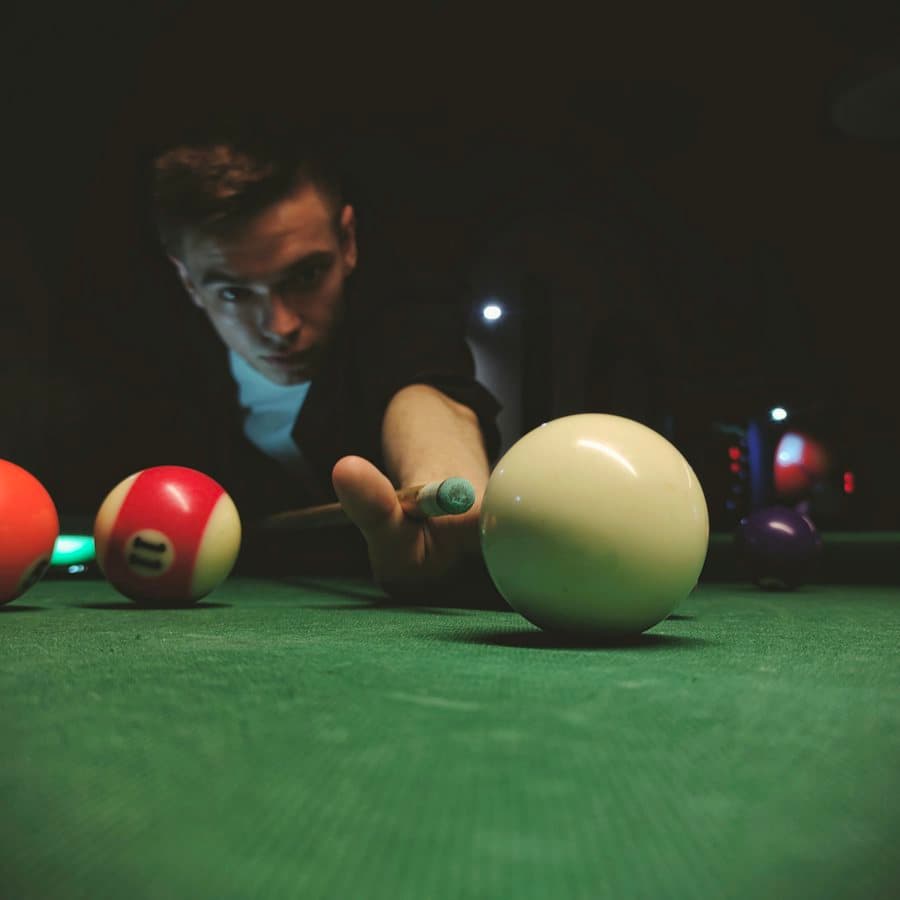 Joueur au break sur une table du Break Akwa